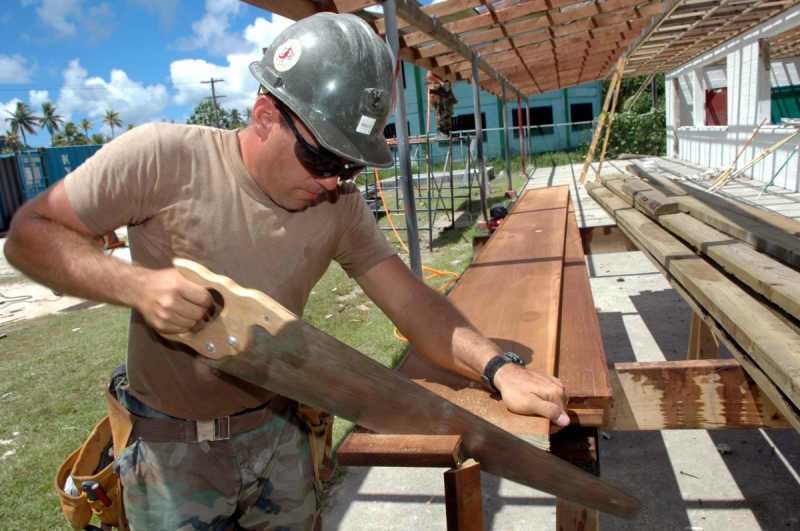 menuisier-HYERES-min_worker_construction_building_carpenter_male_job_build_helmet-893290